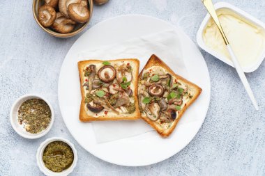 Krem peynirli, mantarlı ve soslu leziz tost tabağı