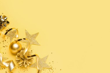 Güzel Noel süslemeleri, yılanbalığı ve sarı arka planda konfeti olan kompozisyon