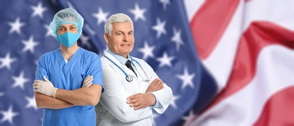 Amerikan Bayrağına Karşı Erkek Doktorların Portresi — Stok fotoğraf