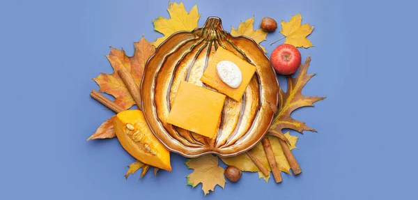 Тарелка Кусочками Вкусного Тыквенного Пирога Осенними Листьями Синем Фоне Вид — стоковое фото