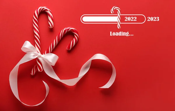 圣诞贺卡 带有红色背景的糖果手杖 — 图库照片