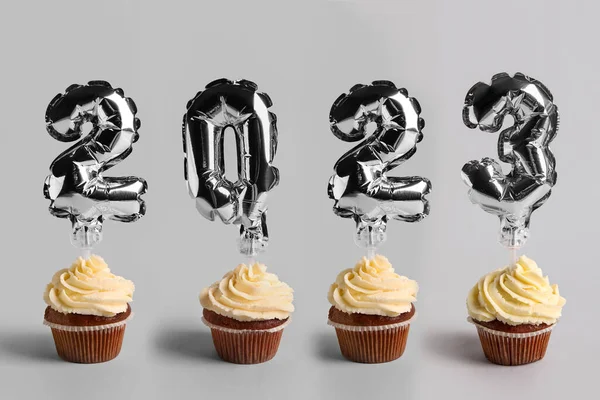 Gustosi Cupcake Compleanno Con Figura 2023 Sfondo Grigio — Foto Stock