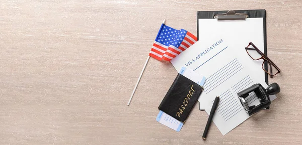 附有签证申请表 印章和美国国旗的横幅在桌上 移民的概念 — 图库照片