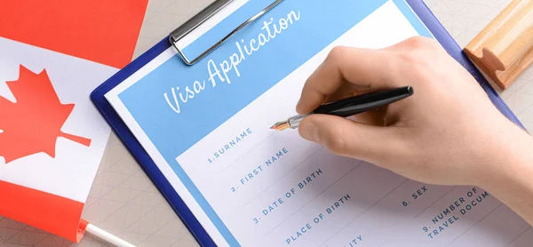 Woman Filling Visa Application Form Table Closeup Concept Immigration — Stock Photo, Image