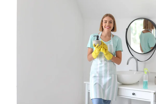 Jovem Dona Casa Limpando Garrafa Sabão Banheiro — Fotografia de Stock