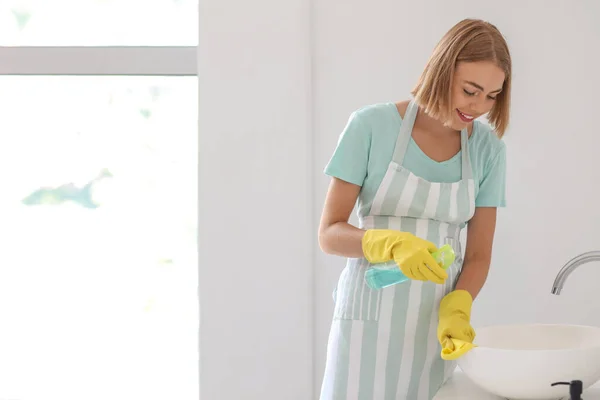 Fregadero Limpieza Ama Casa Joven Con Trapo Detergente Baño —  Fotos de Stock