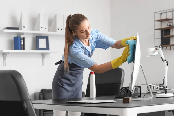 Trabalhadora Serviço Limpeza Limpando Tela Computador Escritório — Fotografia de Stock