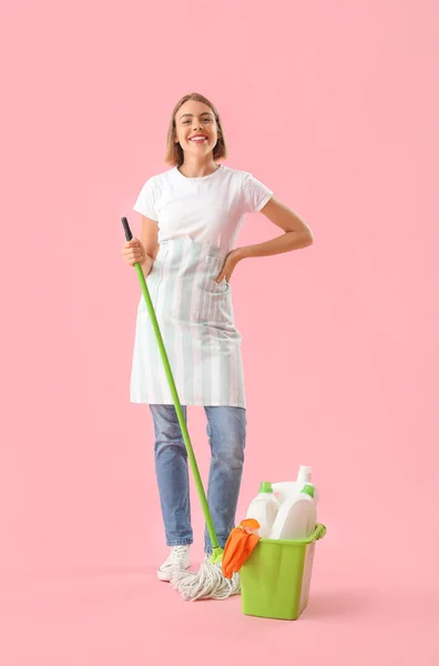 Pretty Woman Mop Pink Background — Stock Photo, Image