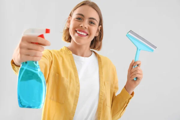 Mujer Bonita Con Botella Detergente Escobilla Sobre Fondo Claro —  Fotos de Stock