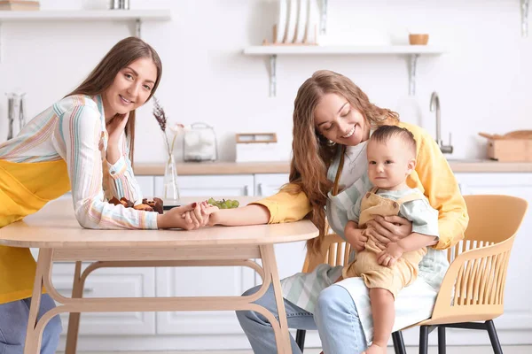 Feliz Pareja Lesbiana Con Pequeño Bebé Cocina — Foto de Stock