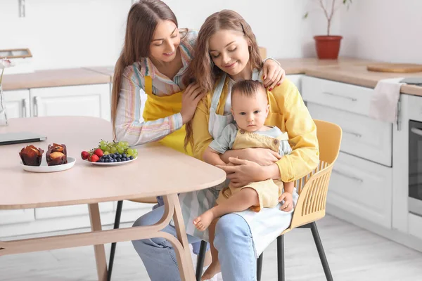 一对快乐的女同性恋夫妇带着他们的小宝宝在厨房里 — 图库照片