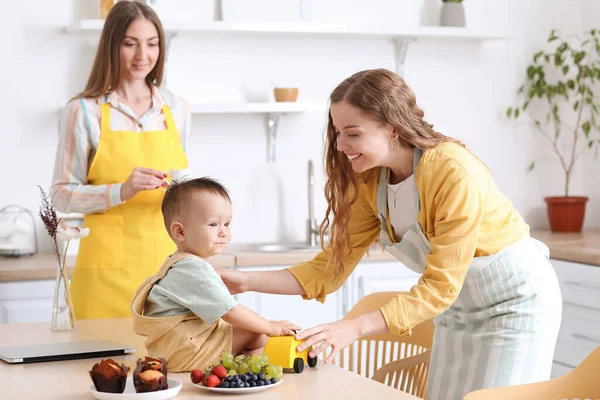 Young Lesbian Woman Her Little Baby Kitchen — Stock Photo, Image