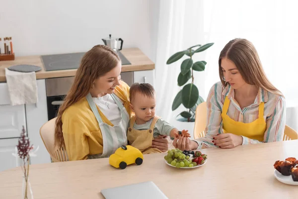 Feliz Casal Lésbico Com Seu Bebê Sentado Mesa Cozinha — Fotografia de Stock