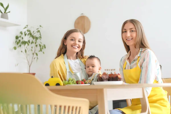Щаслива Лесбіянка Пара Маленька Дитина Сидить Столом Кухні — стокове фото