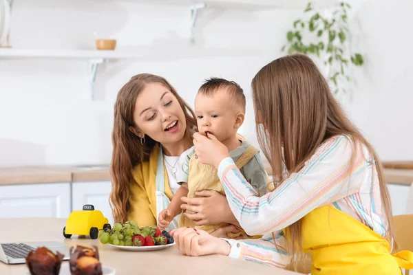 Feliz Pareja Lesbiana Alimentando Pequeño Bebé Mesa Cocina — Foto de Stock