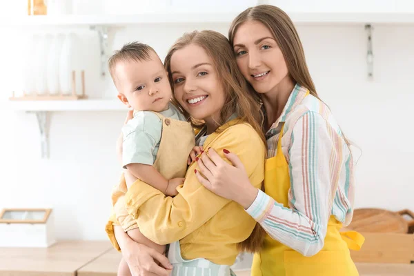 Lesbisch Paar Met Hun Kleine Baby Keuken — Stockfoto