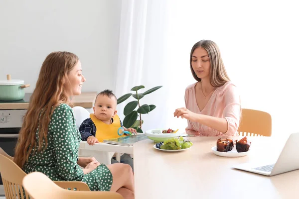 Feliz Casal Lésbico Alimentando Seu Bebê Mesa Cozinha — Fotografia de Stock