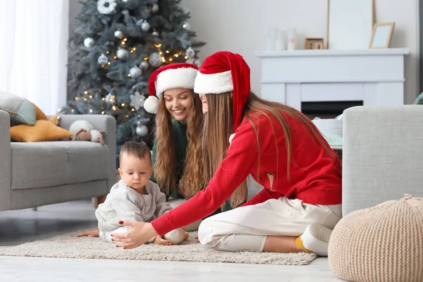 Feliz Casal Lésbico Com Seu Bebê Menino Bola Natal Casa — Fotografia de Stock