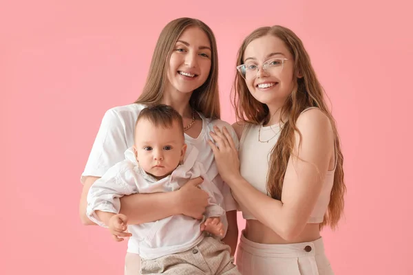 Feliz Pareja Lesbiana Con Pequeño Bebé Sobre Fondo Rosa —  Fotos de Stock