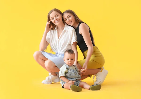 Šťastné Lesbičky Pár Jejich Malým Dítětem Sedí Žlutém Pozadí — Stock fotografie