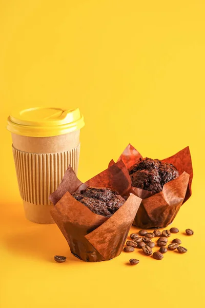 甜巧克力松饼和黄色背景的咖啡 — 图库照片