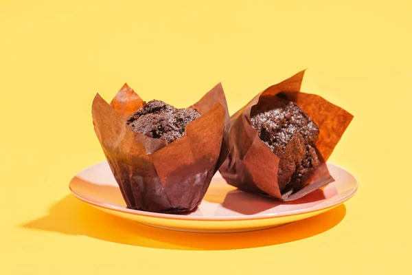 Teller Mit Süßen Schokoladenmuffins Auf Gelbem Hintergrund — Stockfoto
