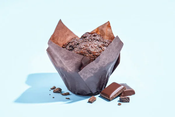Delicioso Muffin Chocolate Sobre Fondo Color —  Fotos de Stock