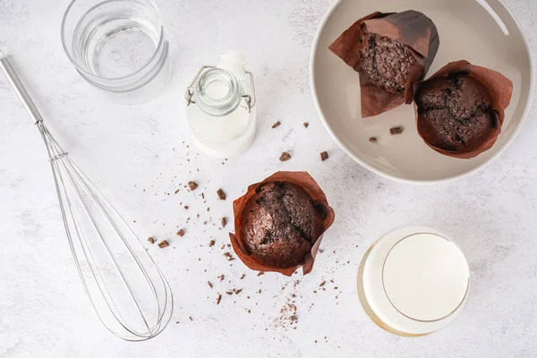 Sweet Chocolate Muffins Milk Light Background — Stock Photo, Image
