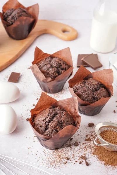 Lezzetli Çikolatalı Kekler Masada — Stok fotoğraf