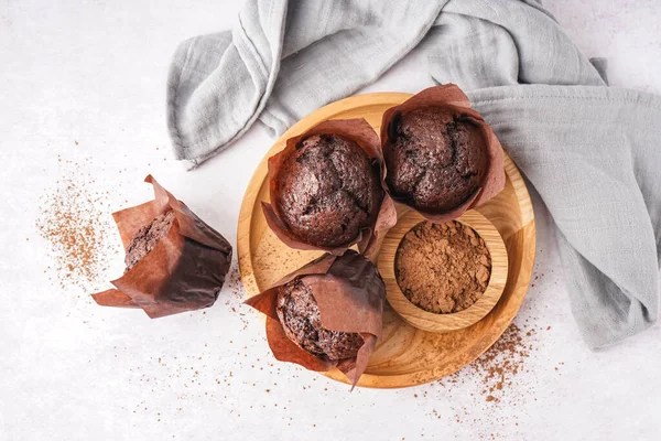 Wooden Plate Tasty Chocolate Muffins Cocoa Powder Light Background — Stock Photo, Image