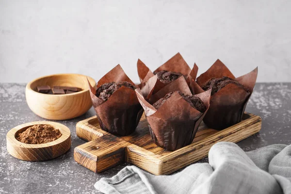 Holzbrett Mit Leckeren Schokoladenmuffins Auf Grunge Hintergrund — Stockfoto