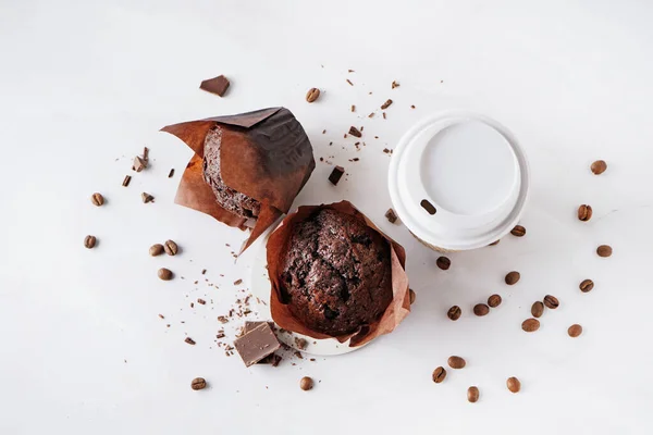 Leckere Schokoladenmuffins Und Eine Tasse Kaffee Auf Hellem Hintergrund — Stockfoto
