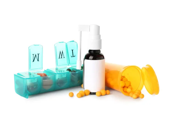 Spray Für Halsschmerzen Und Behälter Mit Pillen Auf Weißem Hintergrund — Stockfoto