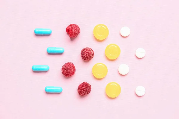 Pillole Mal Gola Lamponi Sfondo Rosa — Foto Stock