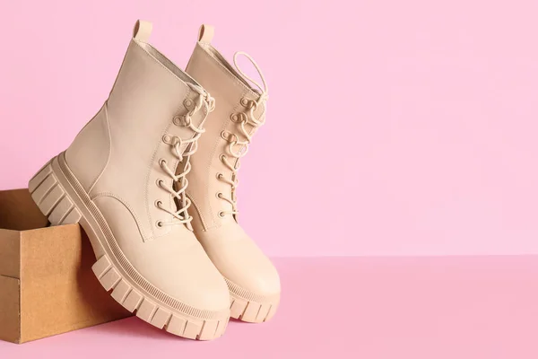 Cardboard Box Stylish Boots Pink Background — Stock Photo, Image