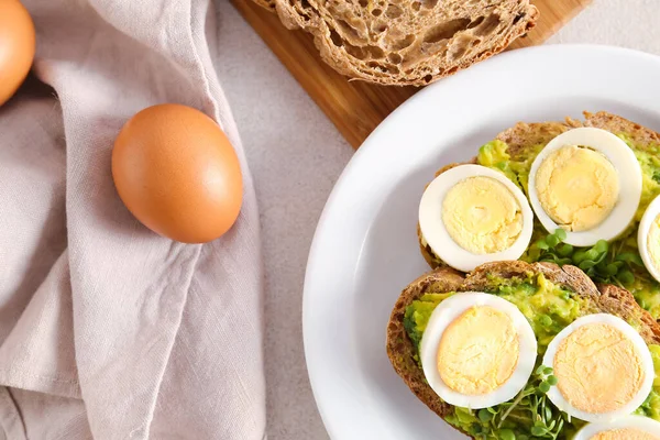 Πιάτο Νόστιμο Τοστ Βραστό Αυγό Ελαφρύ Τραπέζι Closeup — Φωτογραφία Αρχείου