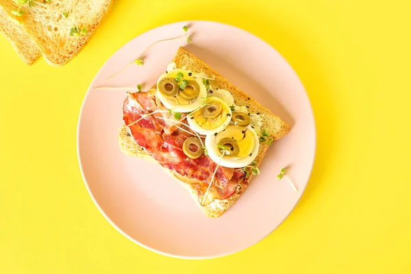 Plaat Van Heerlijke Toast Met Gekookt Gebakken Spek Gele Achtergrond — Stockfoto