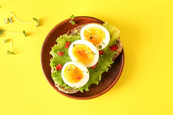 Πιάτο Νόστιμο Τοστ Βραστό Αυγό Κίτρινο Φόντο — Φωτογραφία Αρχείου