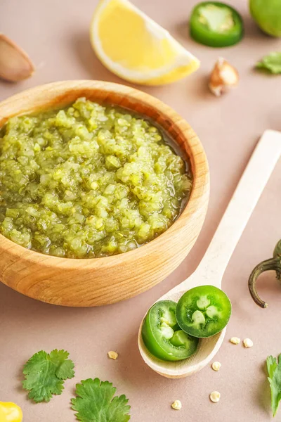 Wooden Bowl Tasty Green Salsa Sauce Color Background Closeup — Stock Photo, Image