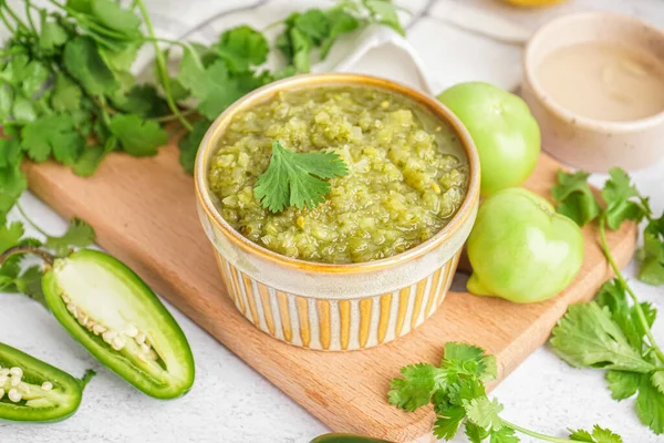 Wooden Board Bowl Tasty Green Salsa Sauce Jalapeno Peppers Tomatoes — Stock Photo, Image