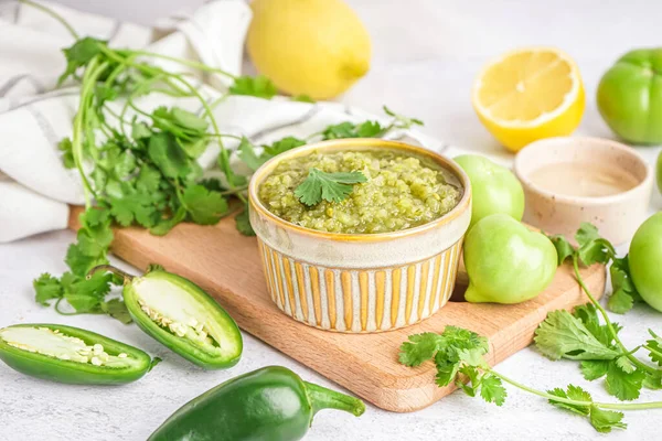 Wooden Board Bowl Tasty Green Salsa Sauce Jalapeno Peppers Tomatoes — Stock Photo, Image