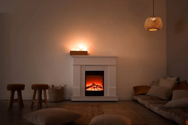 Innenraum Des Dunklen Wohnzimmers Mit Kamin Kissen Und Brennenden Kerzen — Stockfoto