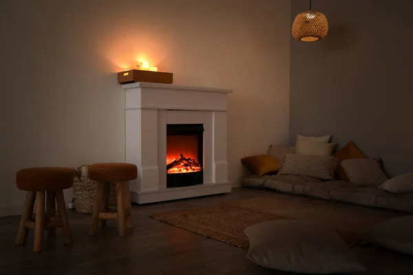 Innenraum Des Dunklen Wohnzimmers Mit Kamin Kissen Und Brennenden Kerzen — Stockfoto
