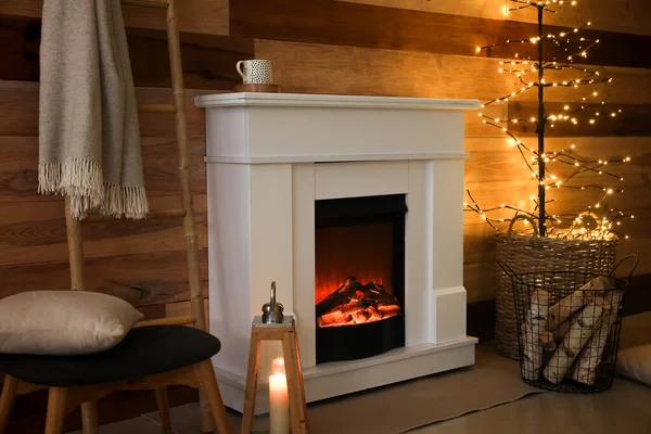暖炉と輝く木のランプと暗いリビングルームのインテリア — ストック写真