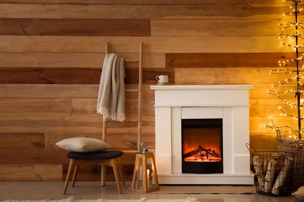暖炉と輝くツリーランプ付きのリビングルームのインテリア — ストック写真
