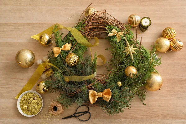 Weihnachtskranz Mit Goldenem Dekor Auf Holzgrund — Stockfoto