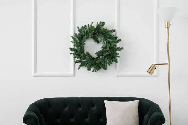 Christmas Wreath Hanging Light Wall Living Room — Stock Photo, Image