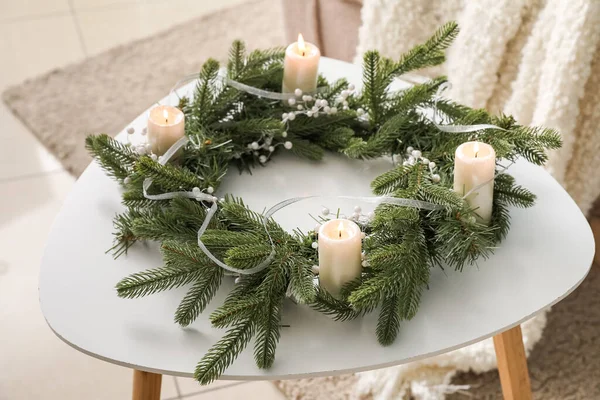 Weihnachtskranz Mit Brennenden Kerzen Auf Wohnzimmertisch Nahaufnahme — Stockfoto