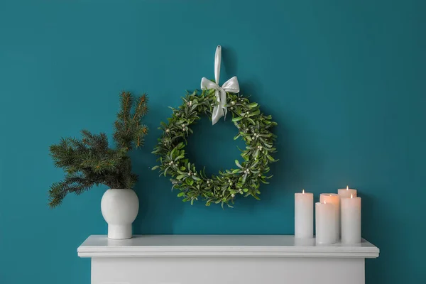 Hanging Christmas Mistletoe Wreath Vase Fir Branches Candles Mantelpiece Blue — Stock Photo, Image