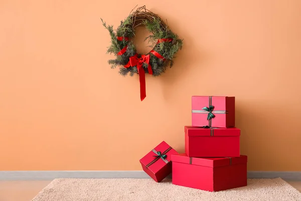 Δώρα Και Στεφάνι Χριστουγέννων Κρέμονται Μπεζ Τοίχο — Φωτογραφία Αρχείου